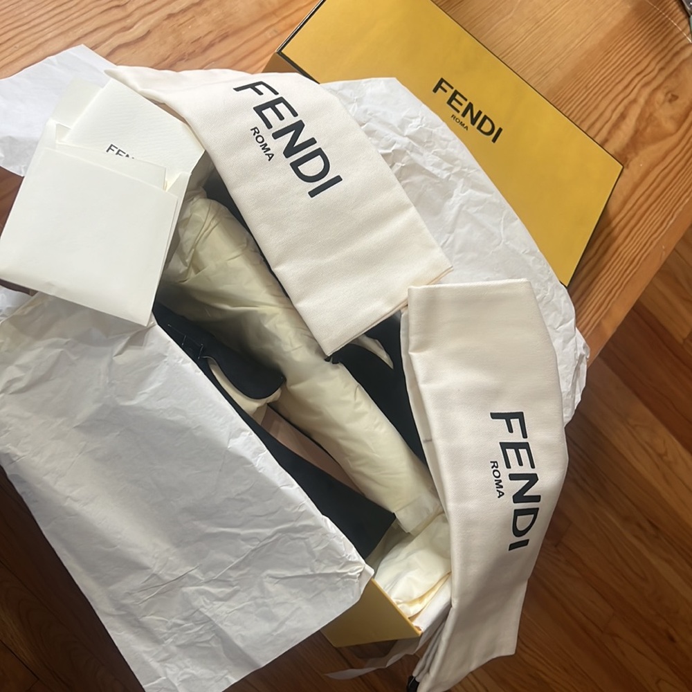 FENDI - Picture 9 of 11